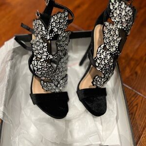 New beautiful heals 5.5 size never worn